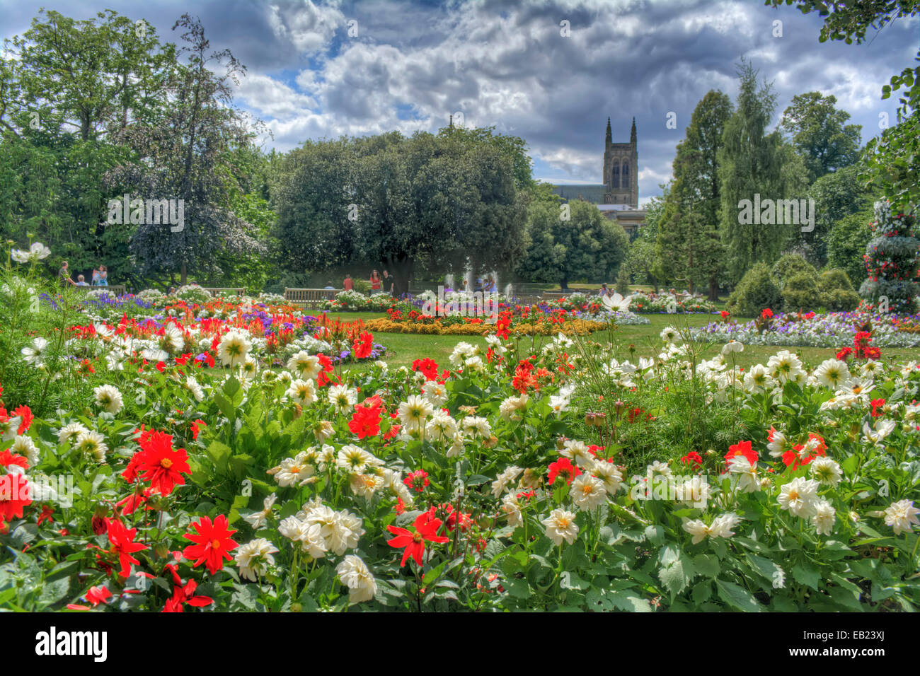 HDR di display floreale al Jephson Gardens, giardini formali in Royal Leamington Spa Warwickshire, Inghilterra, Regno Unito Foto Stock