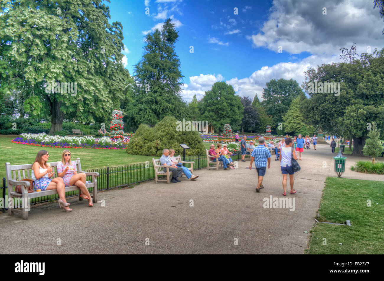 La gente di relax presso la Jephson Gardens, giardini formali in Royal Leamington Spa Warwickshire, Inghilterra, Regno Unito Foto Stock