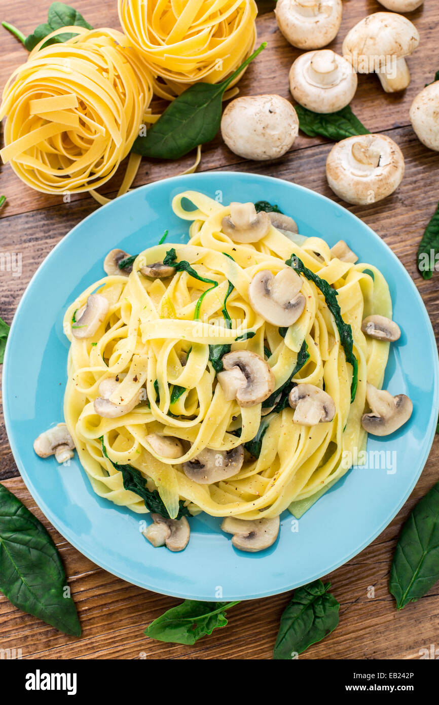 Fungo Pasta di spinaci Foto Stock