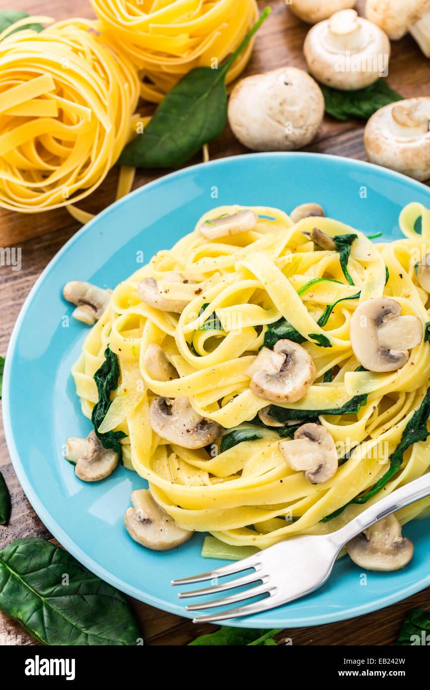 Fungo Pasta di spinaci Foto Stock
