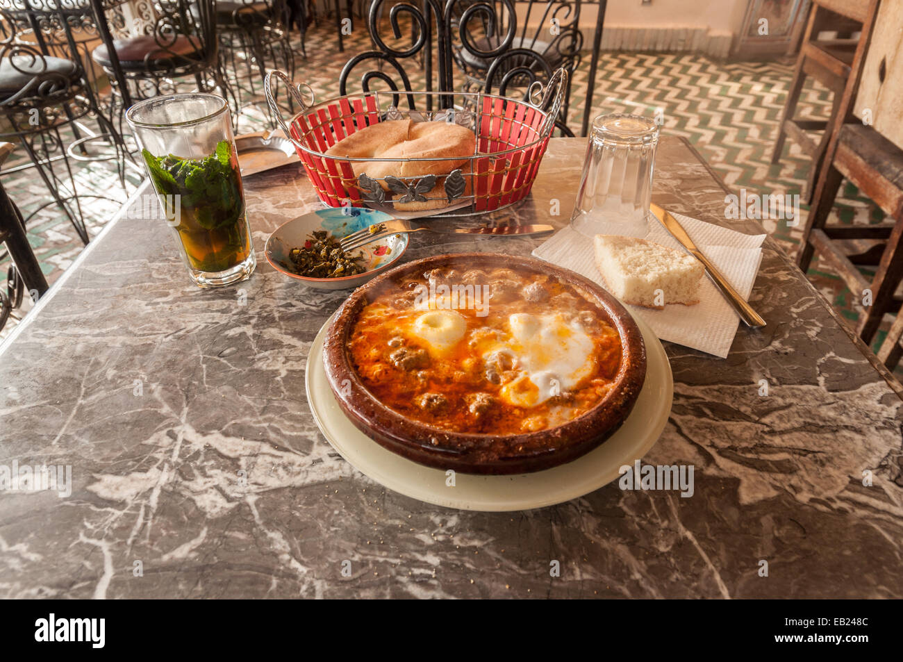 Tajine in un tradizionale ristorante Marocchino. Fez, in Marocco, Africa Foto Stock