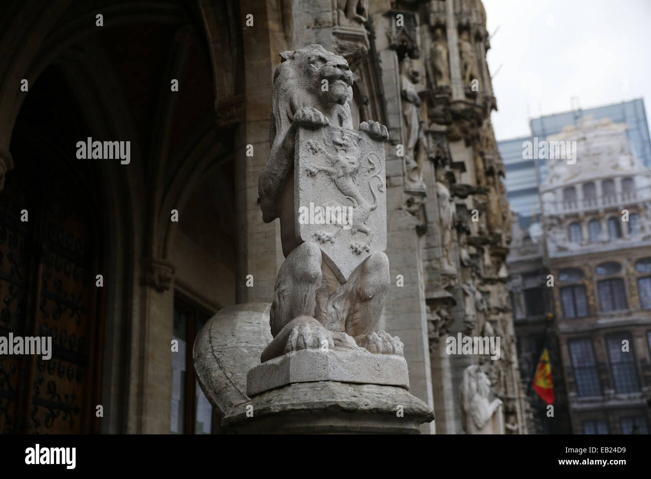 Custode lion municipio medievale Grand Place di Bruxelles Foto Stock