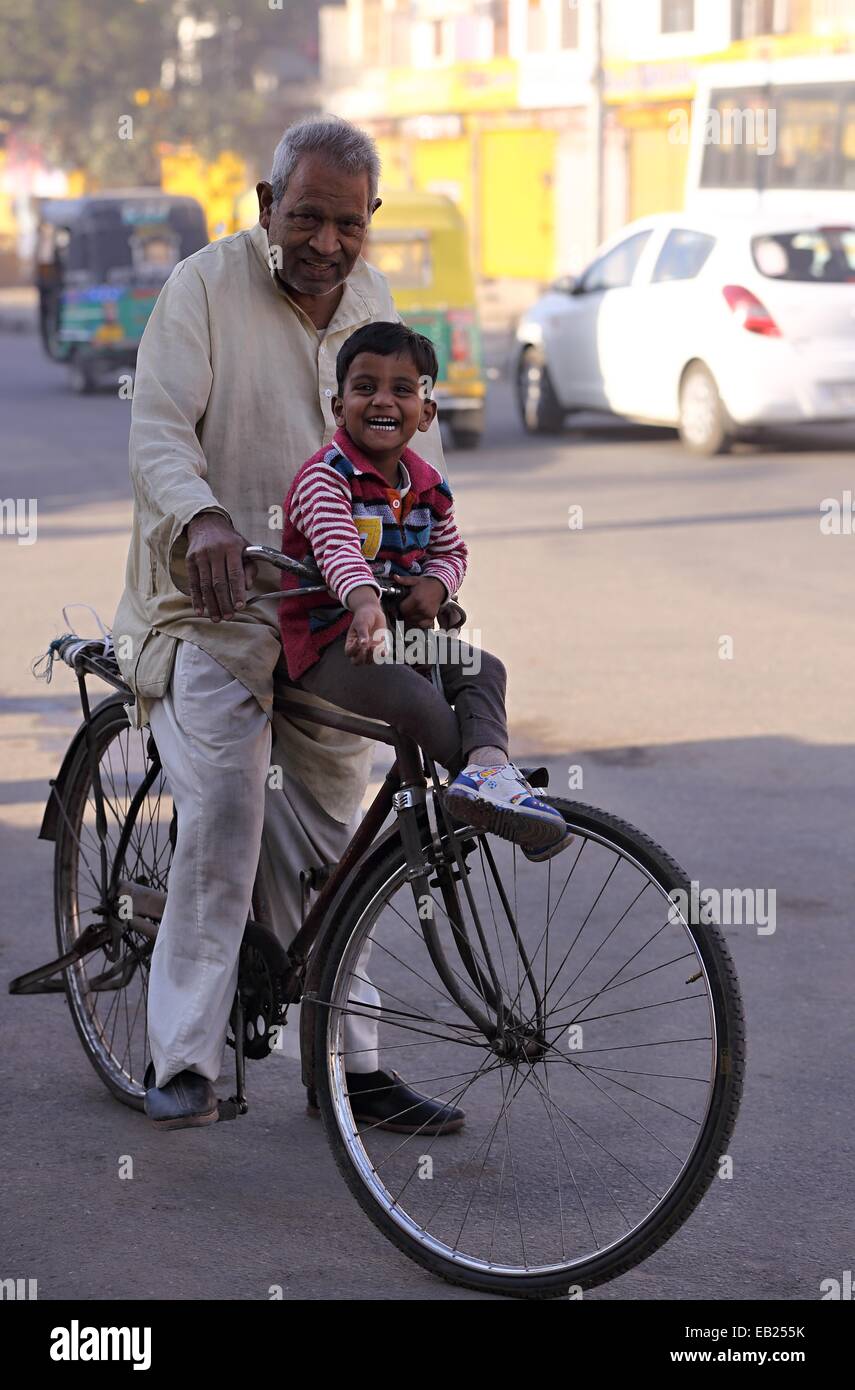 Vecchio Uomo indiano con un ragazzo su una bicicletta India Foto Stock