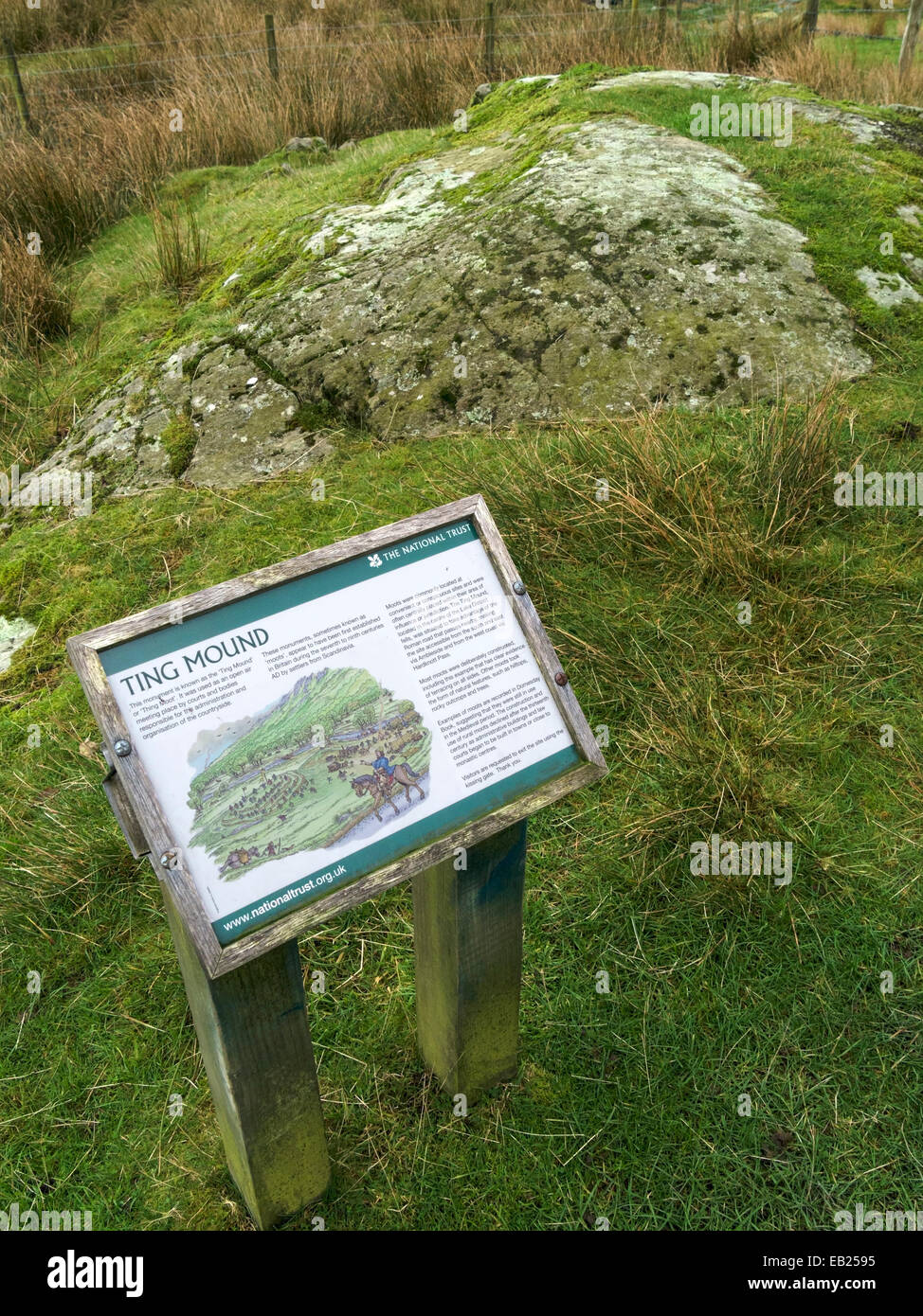 Antico monumento "Ting mound' o 'Cosa' controverso e informazioni segno, poco Langdale, Cumbria, England, Regno Unito Foto Stock