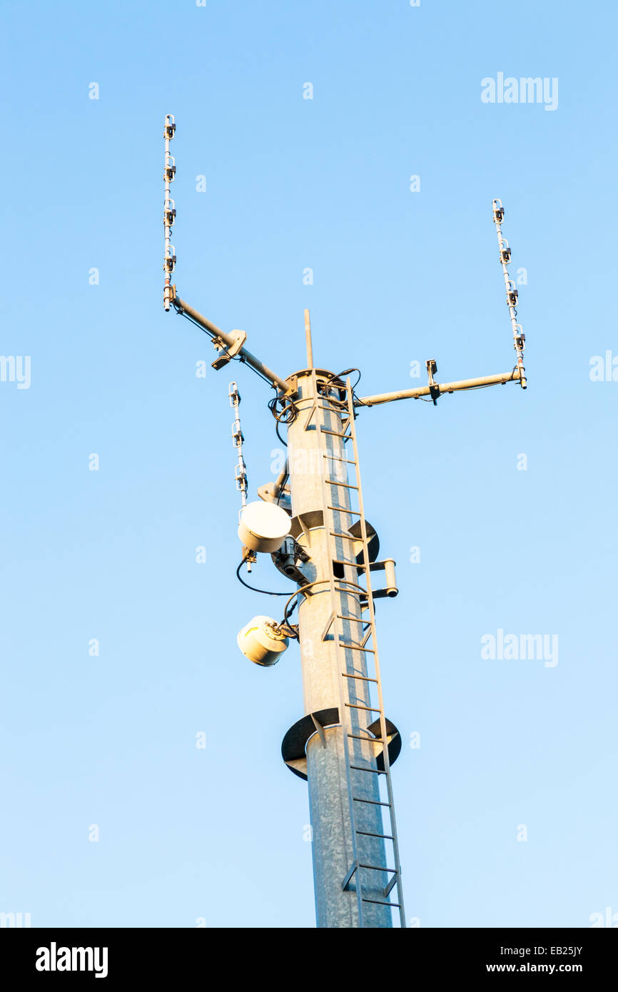 Parte superiore di una struttura autoportante telecommunications mast, Nottinghamshire, England, Regno Unito Foto Stock