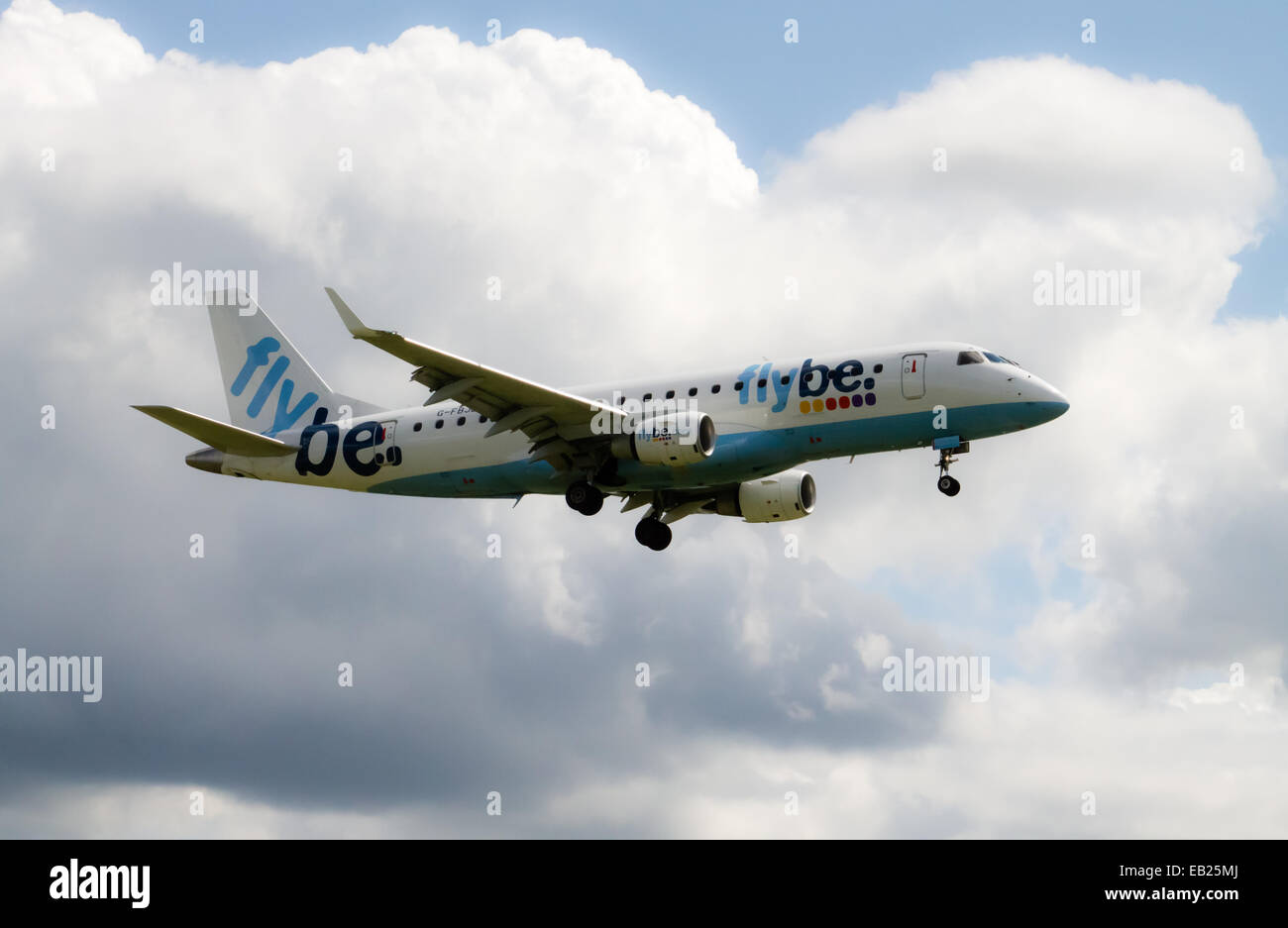 Flybe Embraer 175 l'atterraggio all'Aeroporto Internazionale di Manchester. Foto Stock