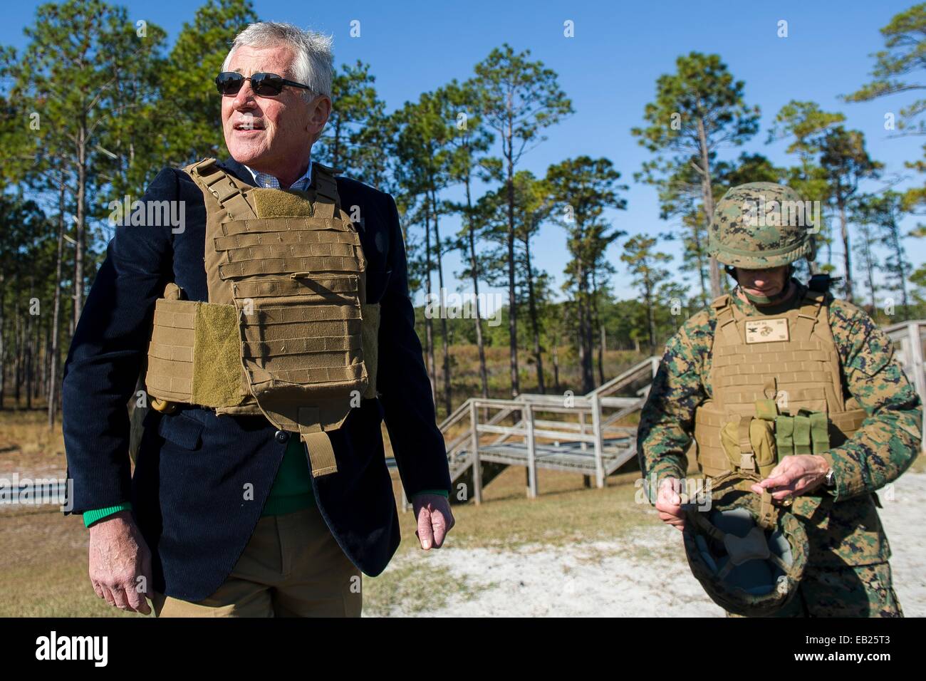 Il Segretario alla difesa degli Stati Uniti Chuck Hagel dons equipaggiamento protettivo personale di osservare la formazione di armi dal terreno di combattimento integrato elemento Task Force Novembre 18, 2014 in Camp Lejeune, N.C. Il Segretario della Difesa Chuck Hagel ha annunciato le sue dimissioni il 24 novembre 2014. Foto Stock