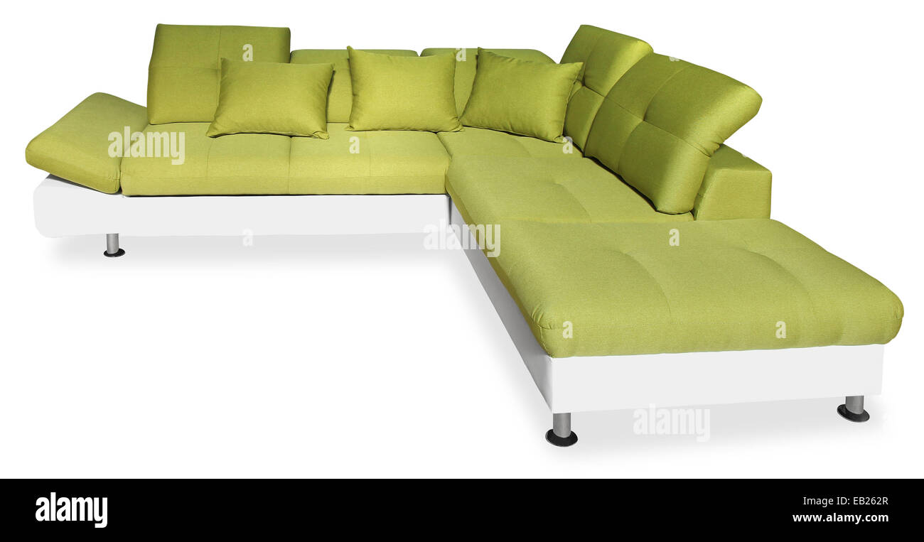 Grande divano verde con cuscini, isolato su sfondo bianco con tracciato di ritaglio Foto Stock