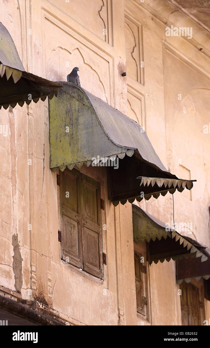 Rame antico sfumature su windows in Rajasthan Indian Foto Stock