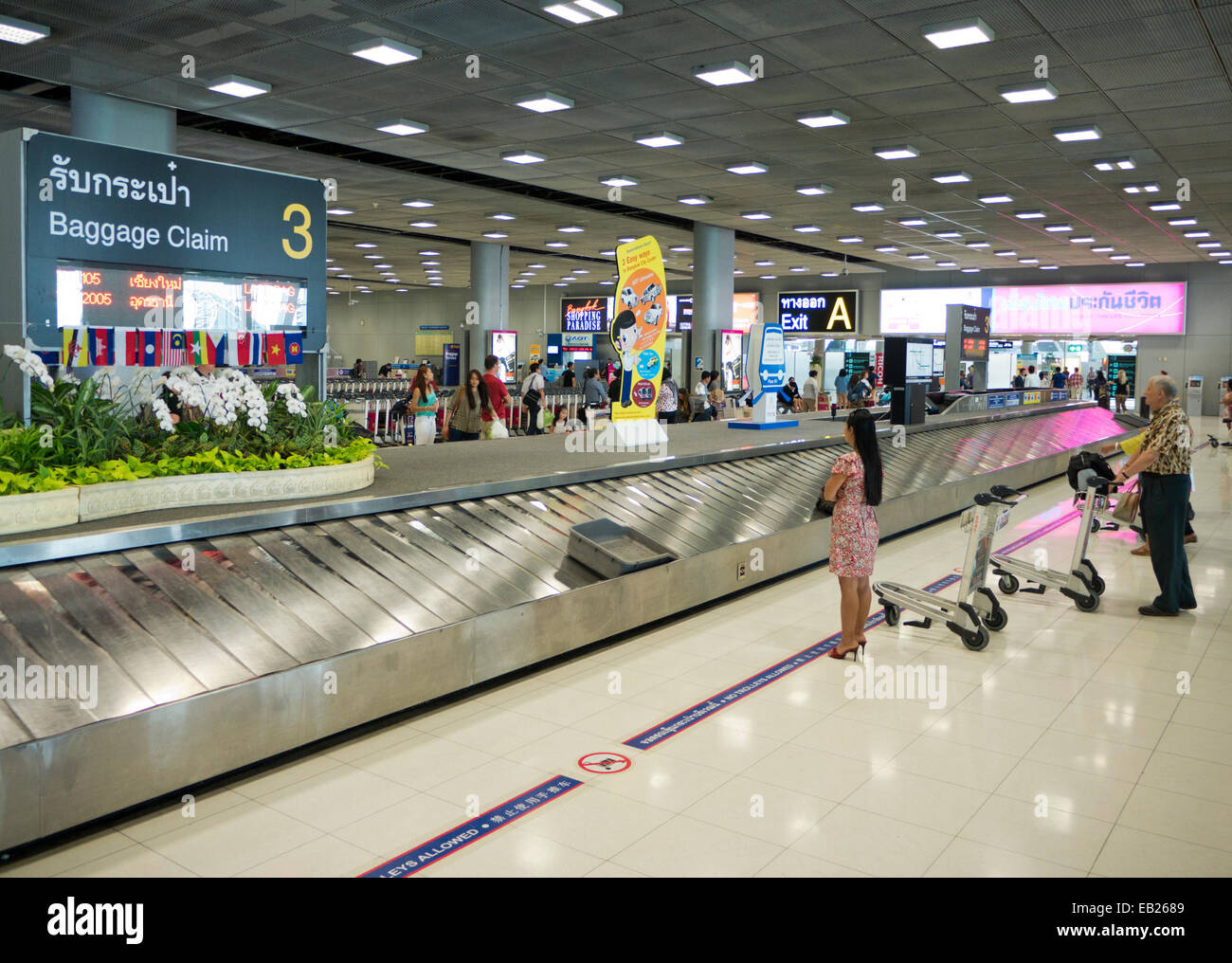 Il reclamo bagagli all'Aeroporto Internazionale di Suvarnabhumi a Bangkok in Tailandia Foto Stock