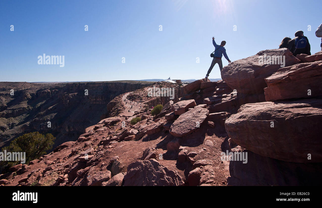 L'uomo godendo la vista dal West Rim del Grand Canyon Foto Stock