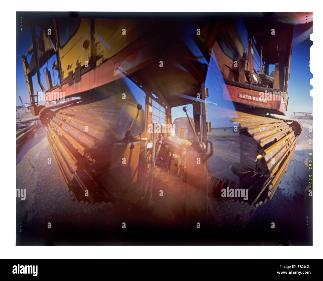 Un foro di spillo immagine di un kato opere gru parcheggiata su una spiaggia in Avon, NC. Il bulldozer è usato per costruire le dune di sabbia a prevenire le inondazioni Foto Stock