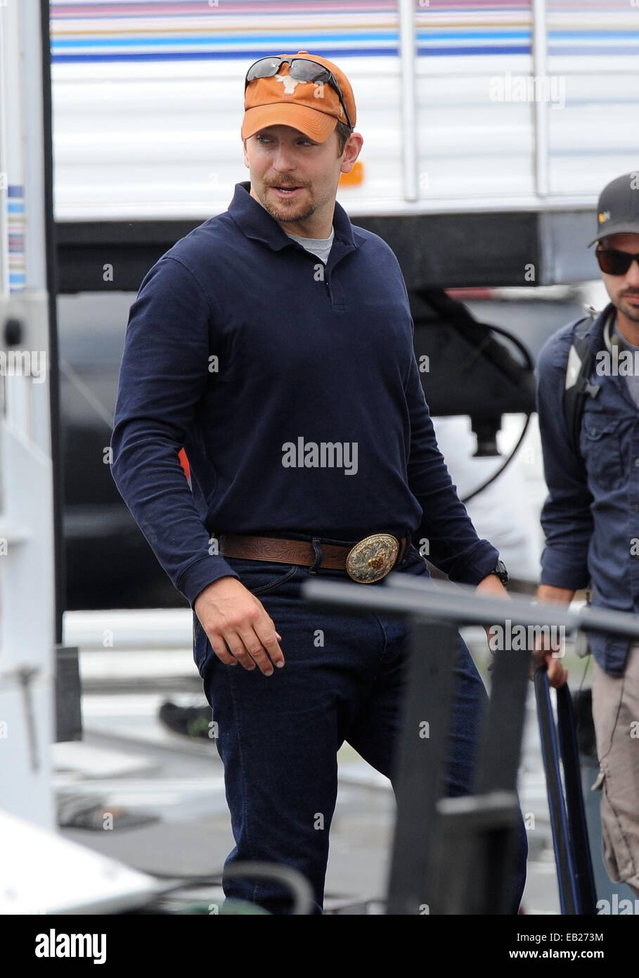 Attore Bradley Cooper avvistato sul set di "American Sniper con co star Sienna Miller e direttore Clint Eastwood. Dotato di: Bradley Cooper dove: Northridge, California, Stati Uniti quando: 22 Maggio 2014 Foto Stock