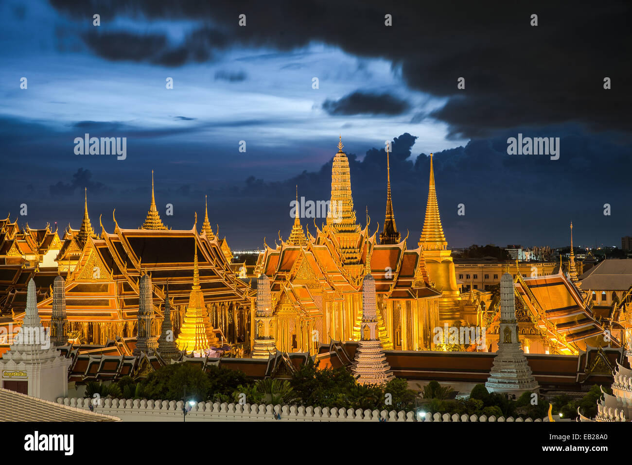 Il Wat Phra Kaew, il Tempio del Buddha di Smeraldo,Grand Palace al crepuscolo a Bangkok, in Thailandia Foto Stock