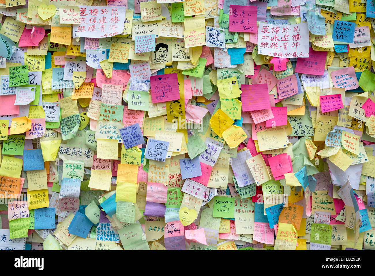 Hong Kong, Hong Kong - 11 Novembre 2014: ombrellone Rivoluzione, Hong Kong. Messaggi e slogan politici sui post-it per Foto Stock