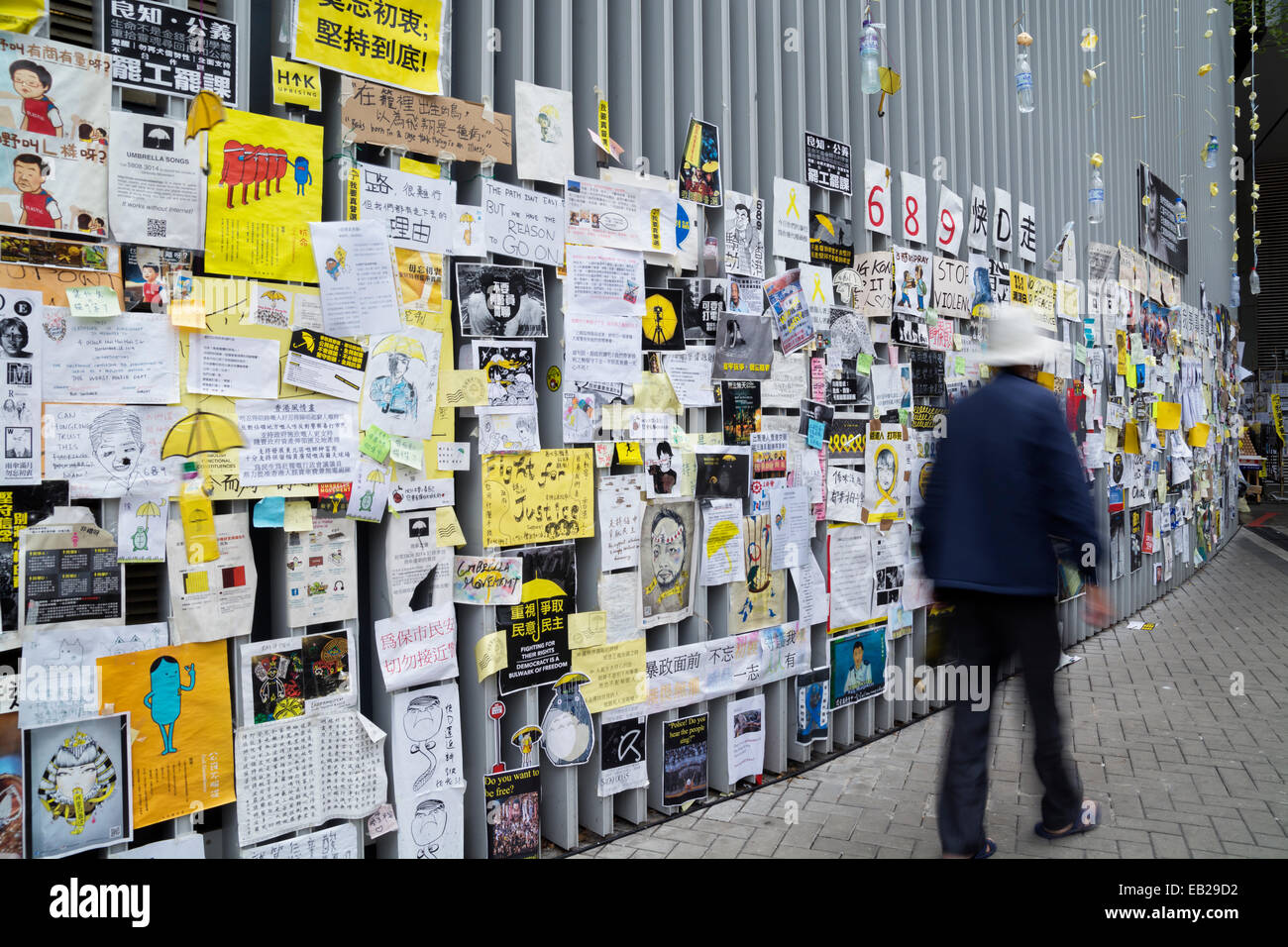 Hong Kong, Hong Kong - 11 Novembre 2014: ombrellone Rivoluzione, Hong Kong. Messaggi e slogan politici sulla parete per assistenza Foto Stock