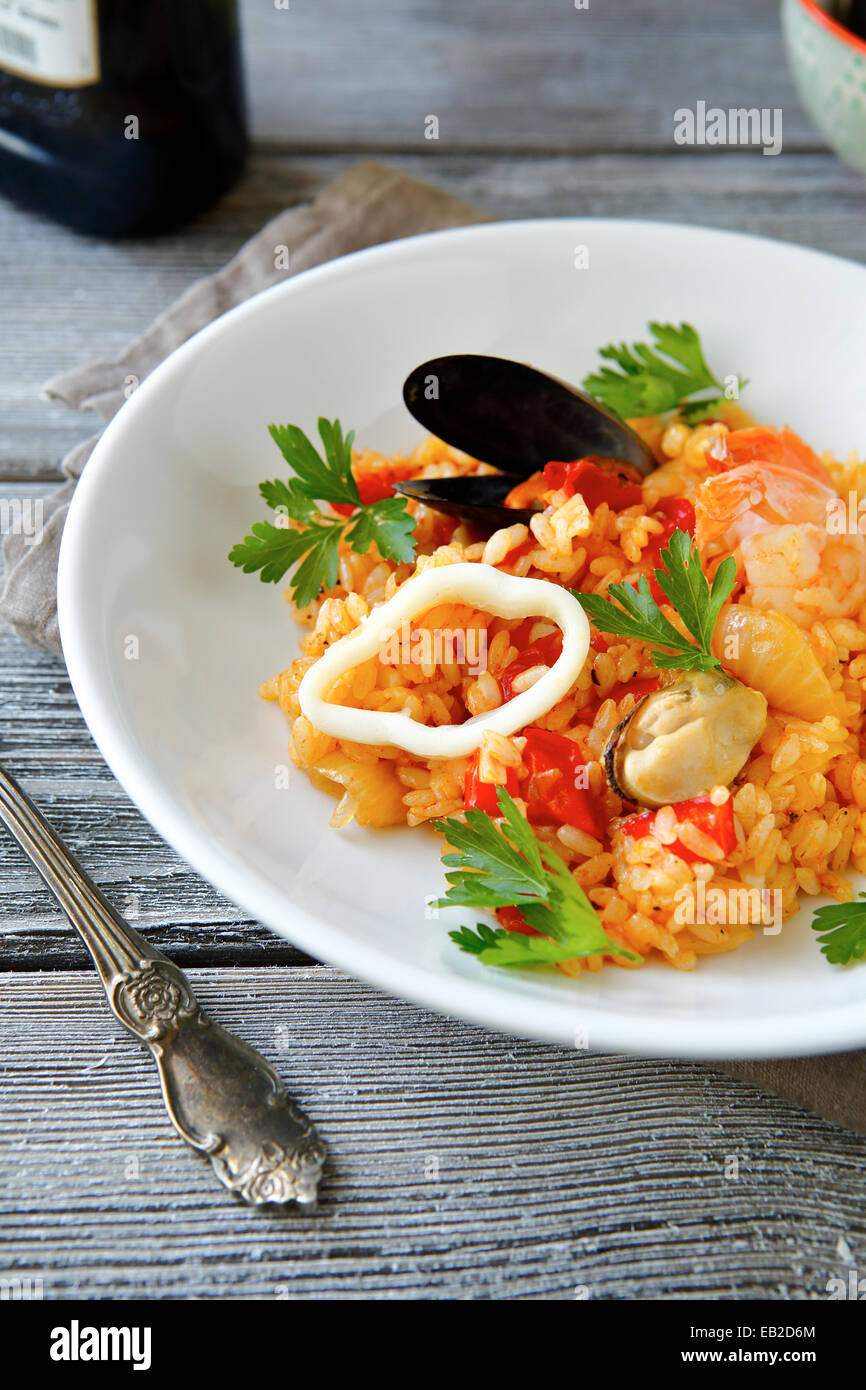 Risotto con cozze di carne e riso su una ciotola. Frutti di mare Foto Stock