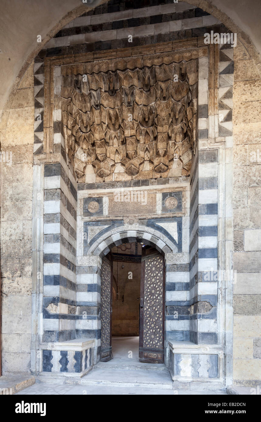 Ingresso alla sala da preghiera, Muhammad Bey Abu al-Dhahab moschea, Il Cairo, Egitto Foto Stock