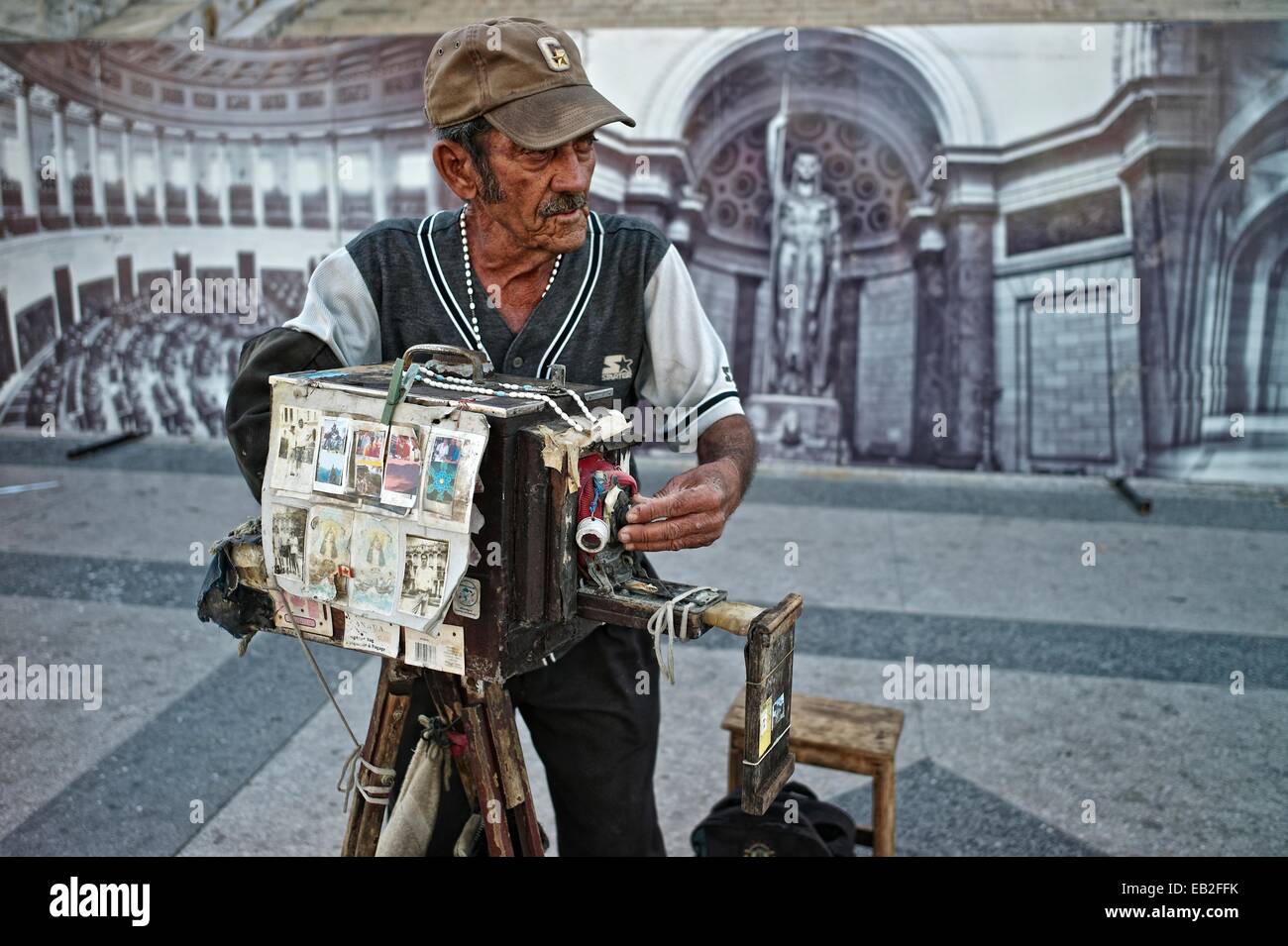 In legno Vintage Visualizza fotocamera, costruiti con pezzi da altre vecchie telecamere. Il ritratto di strada fotografi utilizzato per acquisire e sviluppare le foto istantaneamente, fornendo le stampe in un minuto per i loro clienti casuali. Foto Stock In legno Vintage Visualizza fotocamera, costruiti con pezzi da altre vecchie telecamere. Il ritratto di strada fotografi utilizzato per acquisire e sviluppare le foto istantaneamente, fornendo le stampe in un minuto per i loro clienti casuali. Foto Stock