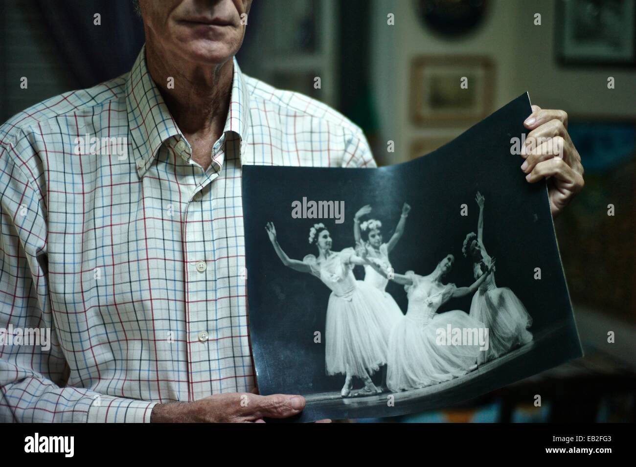 Fotografo cubano Paco Bou, che ha catturato la bellezza di Alicia Alonso e il cubano National Ballet, nella sua casa di l'Avana Vecchia. Foto Stock