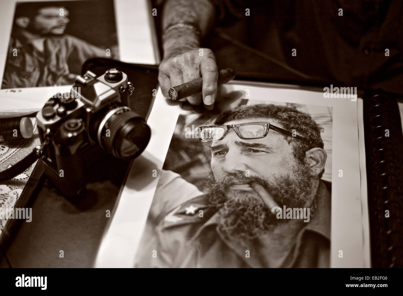 Fotografo cubano Liborio Noval, nato nel 1936, e uno dei più iconica fotografo della Rivoluzione cubana, con una foto di Fidel Castro. Noval morì nel 2012. Foto Stock