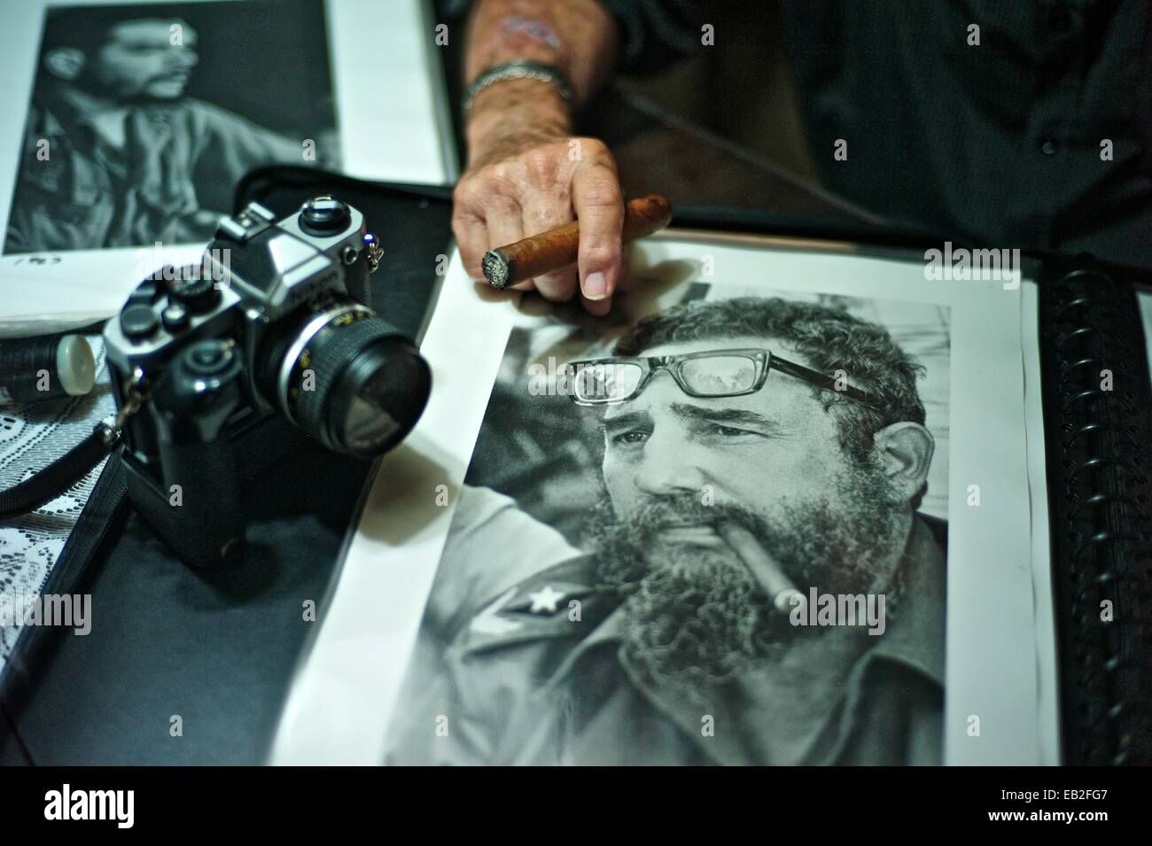 Fotografo cubano Liborio Noval, nato nel 1936, e uno dei più iconica fotografo della Rivoluzione cubana, con una foto di Fidel Castro. Noval morì nel 2012. Foto Stock