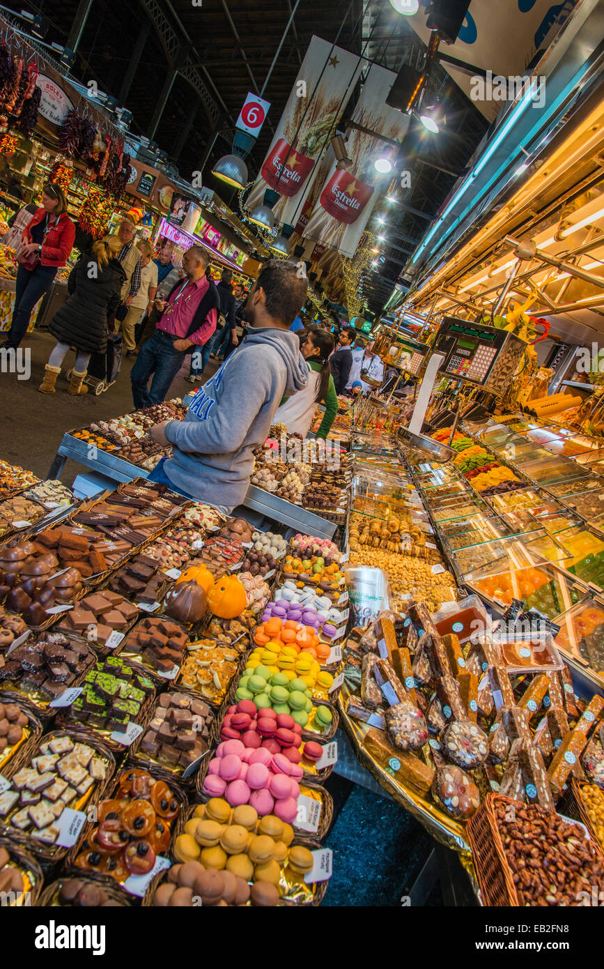 Frutta secca e caramelle stallo a Boqueria mercato alimentare, Barcellona, in Catalogna, Spagna Foto Stock