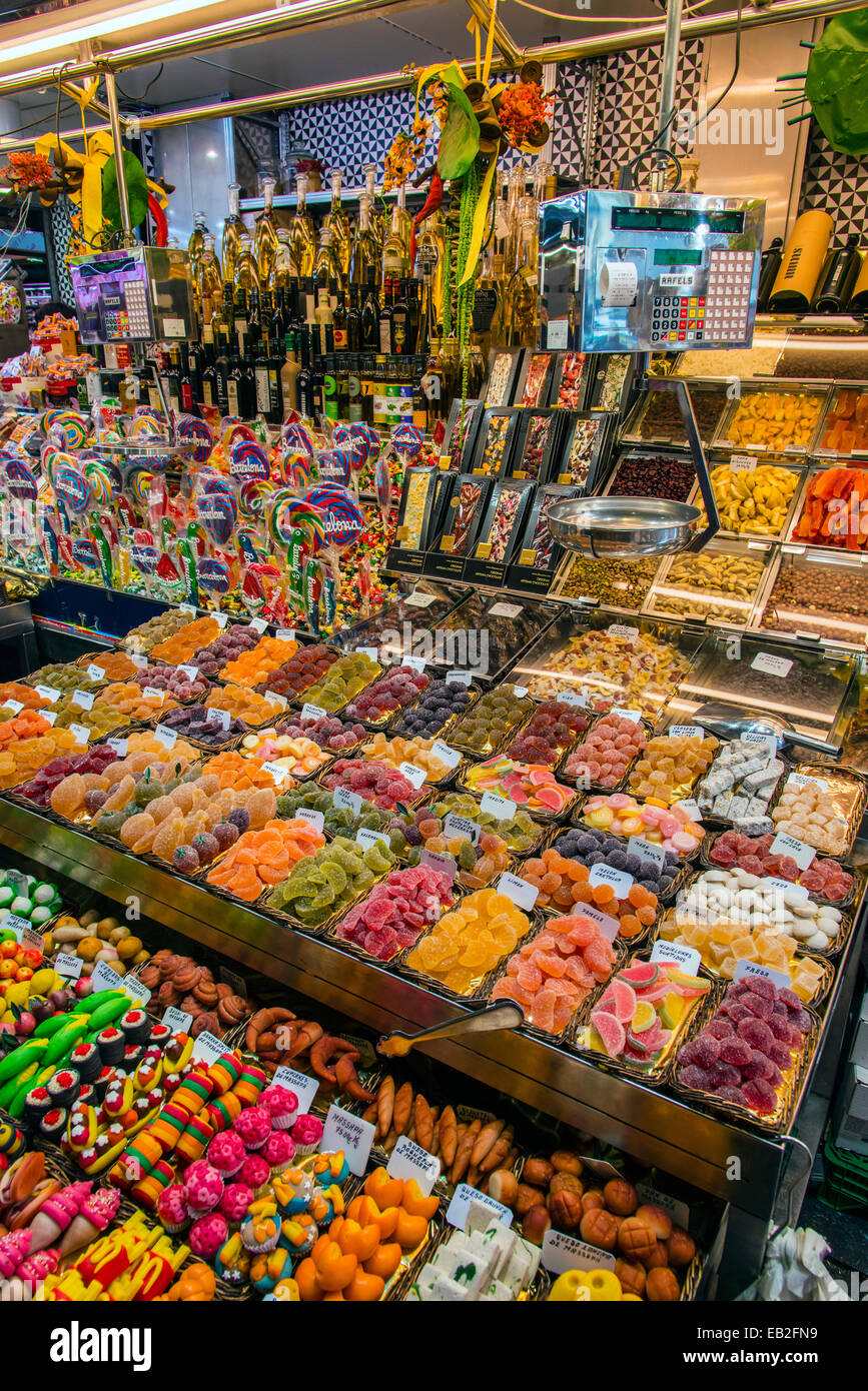 Caramelle e dolci stallo a Boqueria mercato alimentare, Barcellona, in Catalogna, Spagna Foto Stock