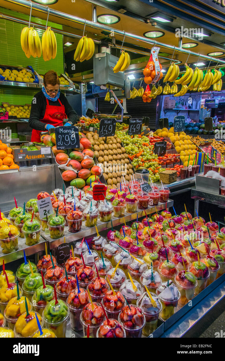 Pressione di stallo di frutta a Boqueria mercato alimentare, Barcellona, in Catalogna, Spagna Foto Stock