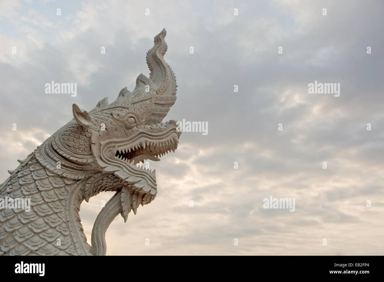 Re di Nagas statua in stile tradizionale tailandese nel tempio di Budha Foto Stock