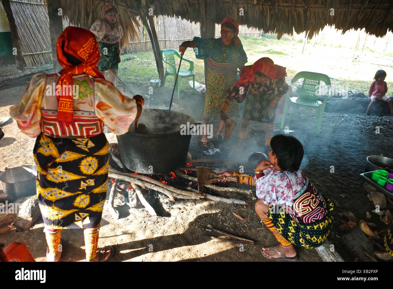 Cuna donne la cottura chicha. Tra i Cuna o Gundetule del San Blas catena di isole, "chicha fuerte" si riferisce al mais fermentato e la nonna saliva miscela che è goduto in speciali o i giorni santi. Foto Stock