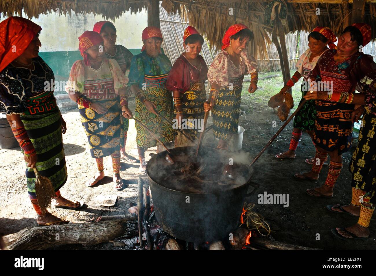 Cuna donne la cottura chicha. Tra i Cuna o Gundetule del San Blas catena di isole, "chicha fuerte" si riferisce al mais fermentato e la nonna saliva miscela che è goduto in speciali o i giorni santi. Foto Stock
