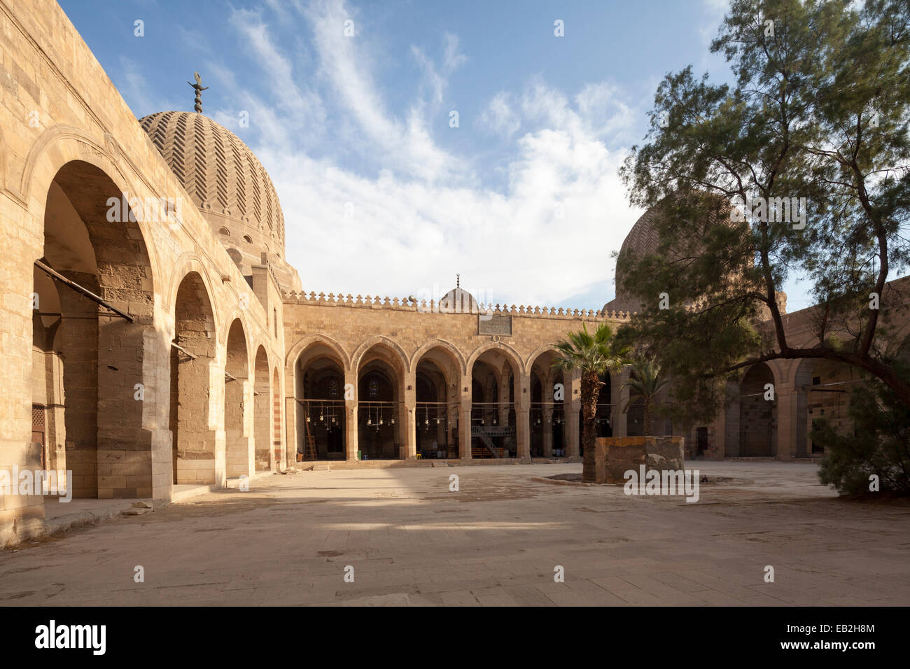 Cortile, complesso di Faraj ibn Barquq, nord del cimitero, Il Cairo, Egitto Foto Stock