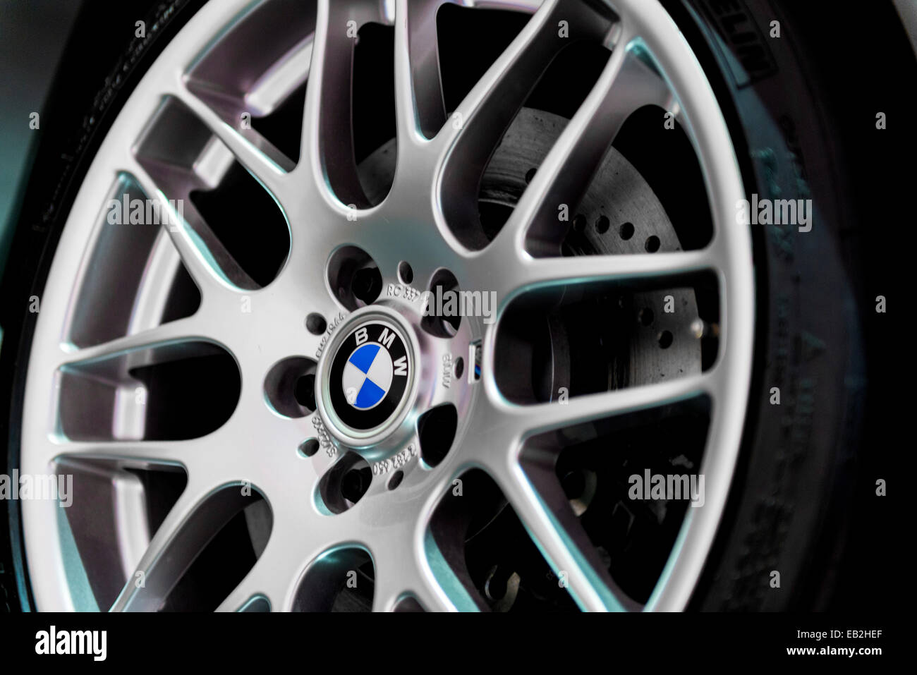 BMW - Ruota in lega di dettaglio con BMW emblema Foto Stock