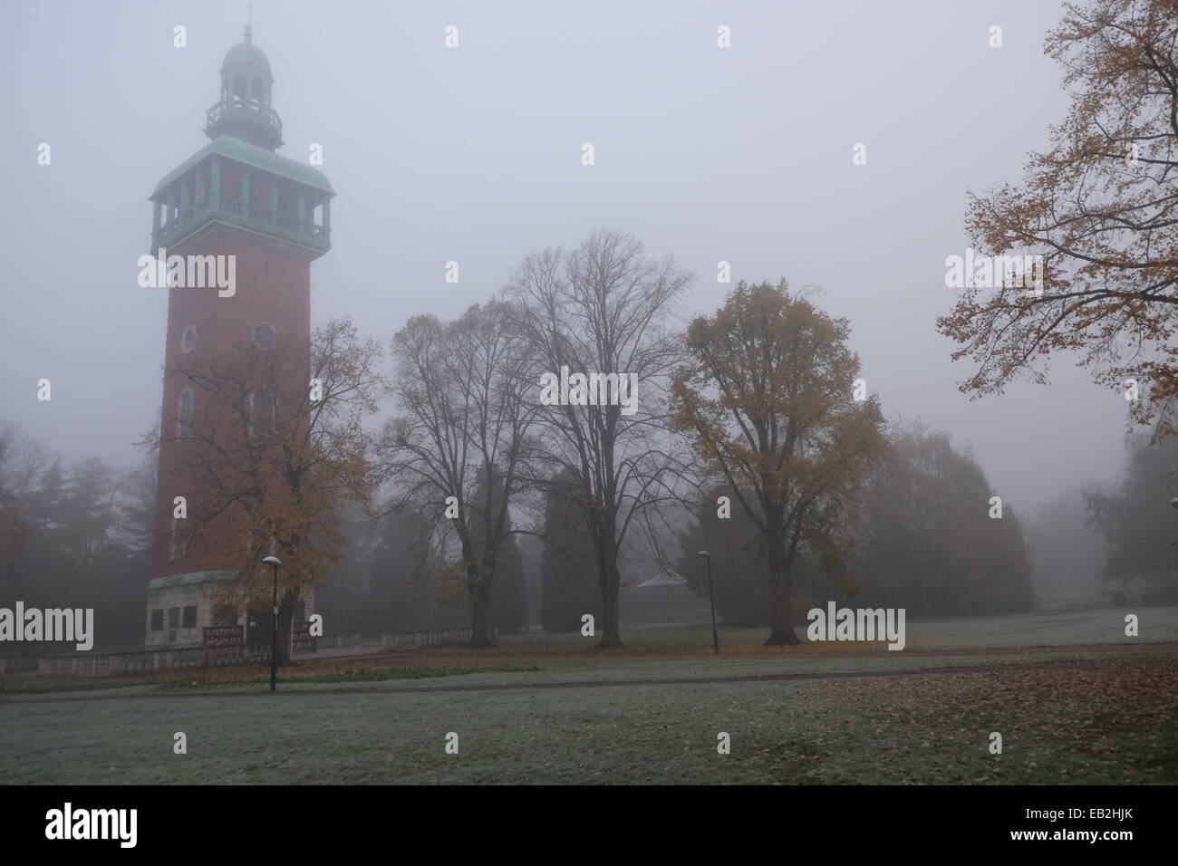 La nebbia e il pupazzo di neve la mattina in queens park loughborough con il carillon memoriale di guerra in background Foto Stock