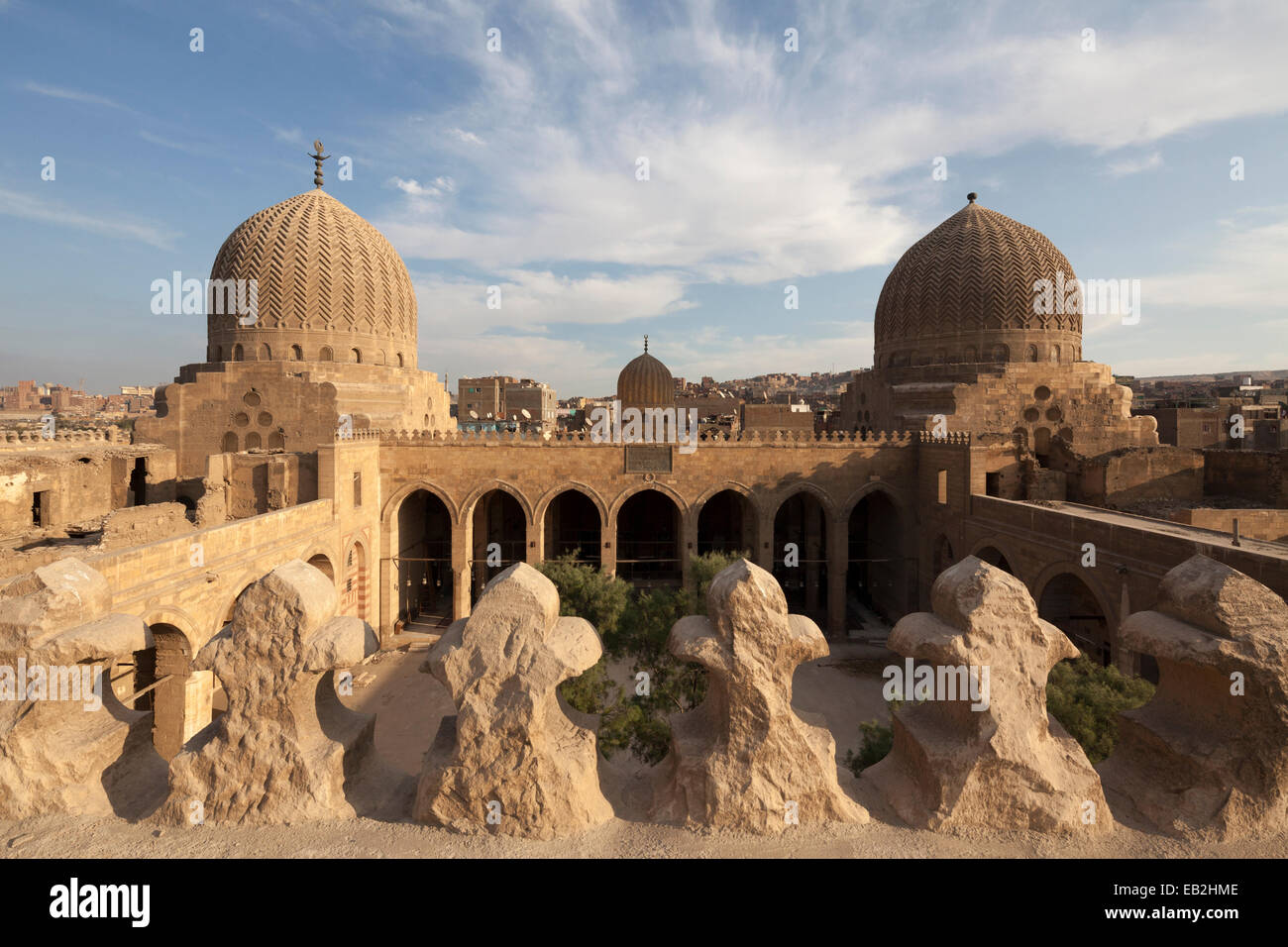 I mausolei, complesso di Faraj ibn Barquq, nord del cimitero, Il Cairo, Egitto Foto Stock