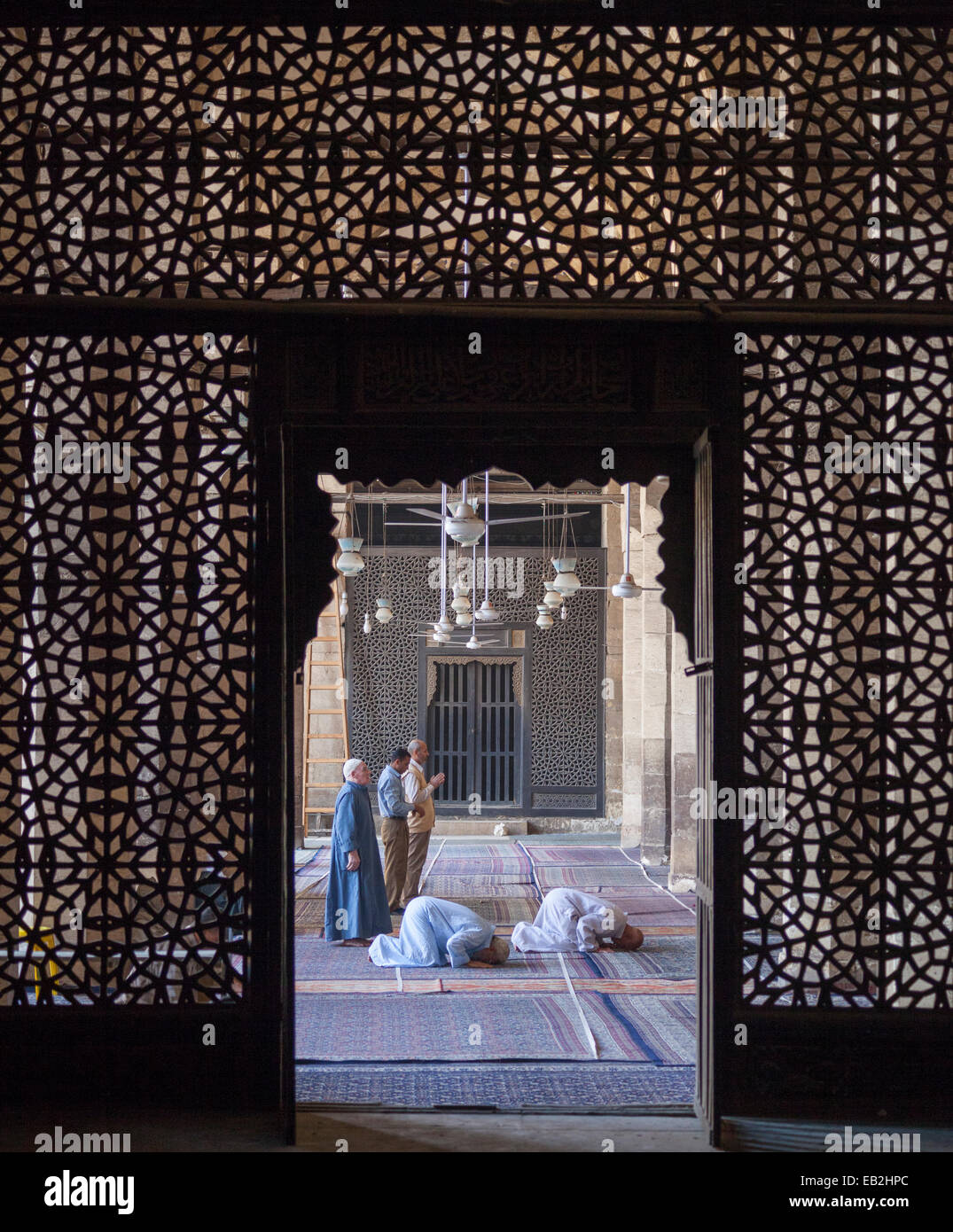 La preghiera in qibla hall, complesso di Faraj ibn Barquq, nord del cimitero, Il Cairo, Egitto Foto Stock