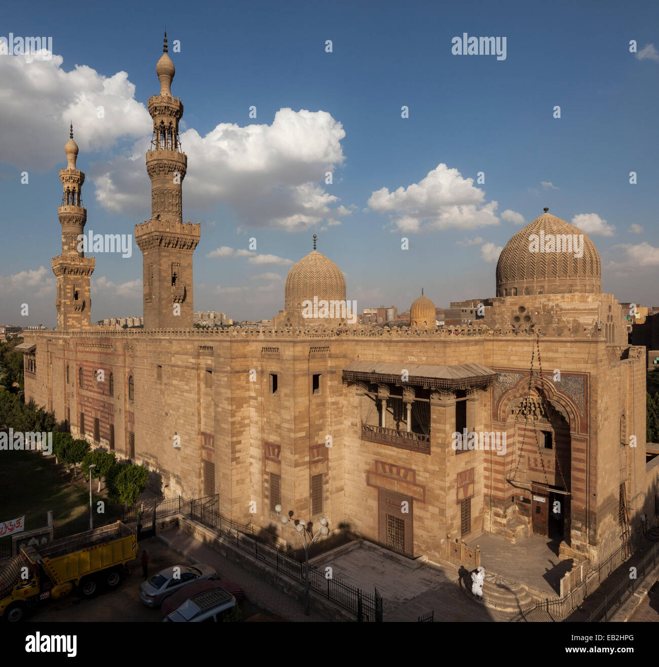 La facciata esterna, complesso funerario di Faraj ibn Barquq, nord del cimitero, Il Cairo, Egitto Foto Stock