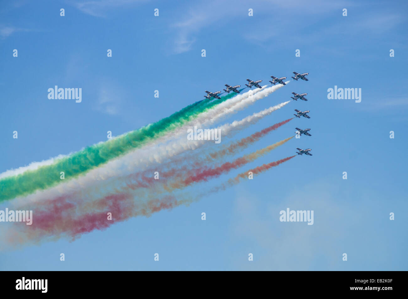 Italiano il team acrobatico delle Frecce Tricolori (Frecce Tricolore), volare in formazione e pittura la bandiera italiana nel cielo Foto Stock