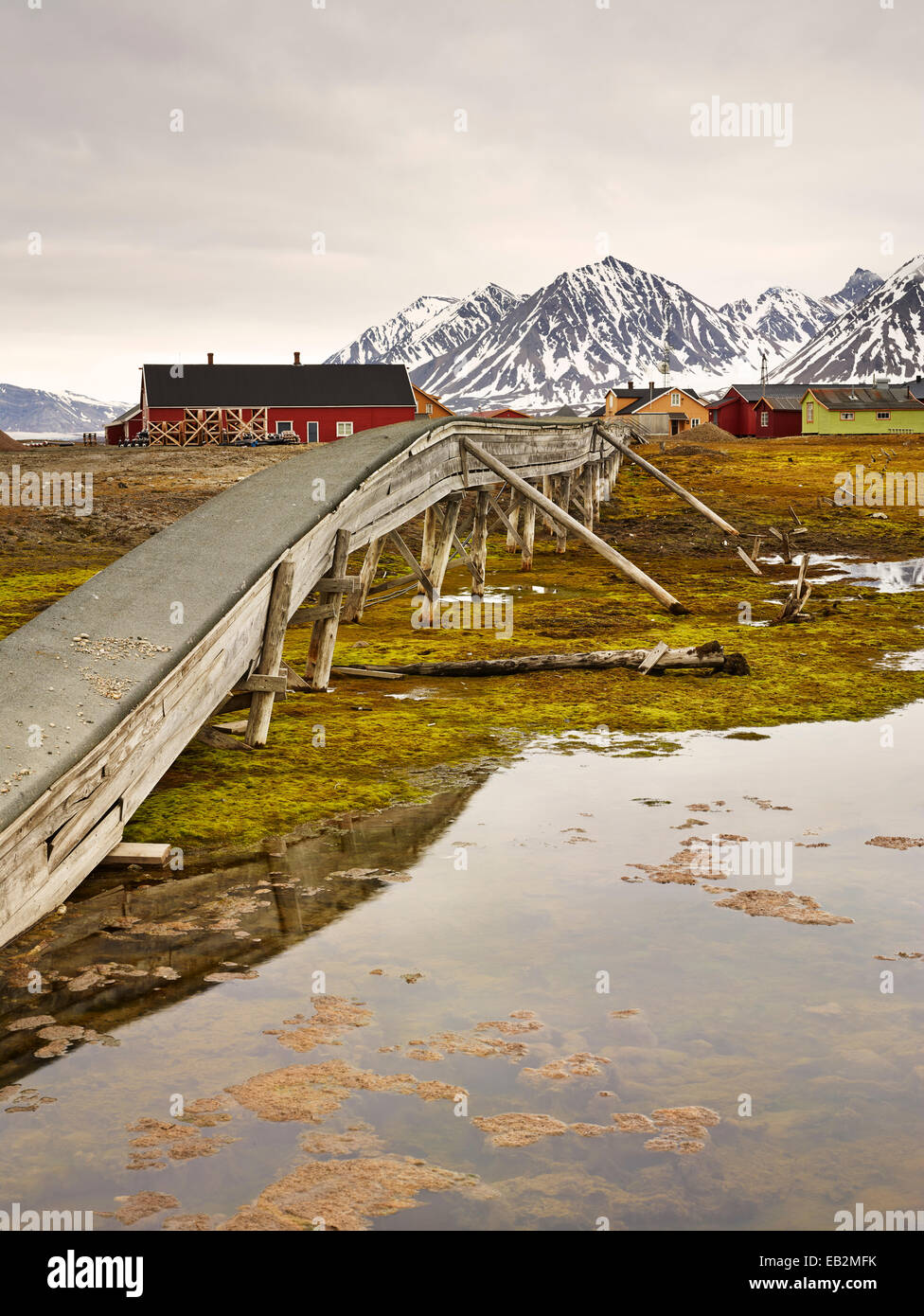 Vecchia conduttura di acqua, su palafitte a causa del permafrost, isola Spitsbergen, arcipelago delle Svalbard Isole Svalbard e Jan Mayen Foto Stock