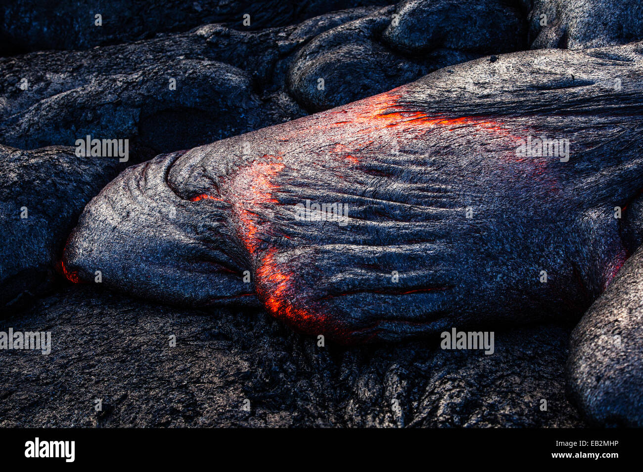 Puʻu ʻŌʻō vulcano, eruzione vulcanica, incandescente hot lava fluente, Volcanoes-Nationalpark, Big Island, Hawaii, Stati Uniti Foto Stock