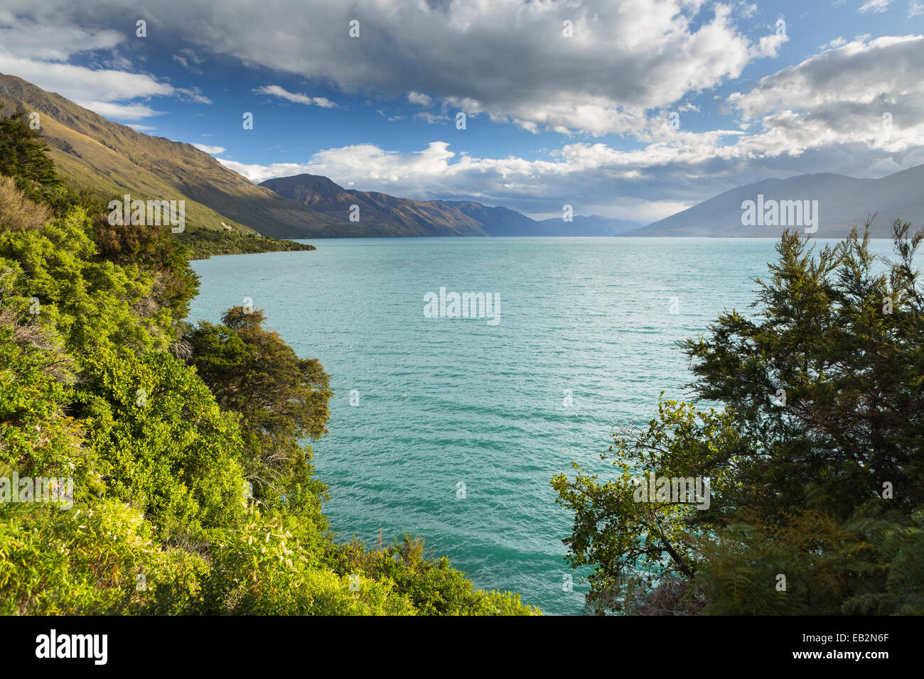 Cielo nuvoloso sopra il lago Wanaka, Makarora, Regione di Otago, Nuova Zelanda Foto Stock