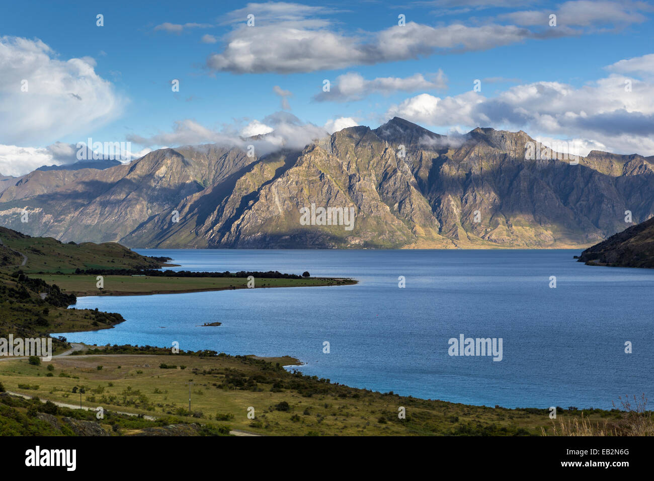 Lago Hawea con l'angolo di picco, il collo, Regione di Otago, Nuova Zelanda Foto Stock