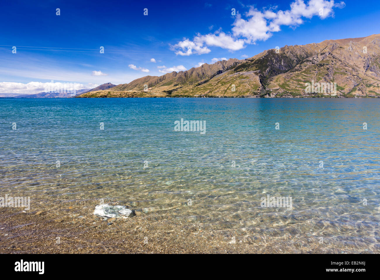 Chiare acque del lago Hawea, la Hunter Valley, Regione di Otago, Nuova Zelanda Foto Stock