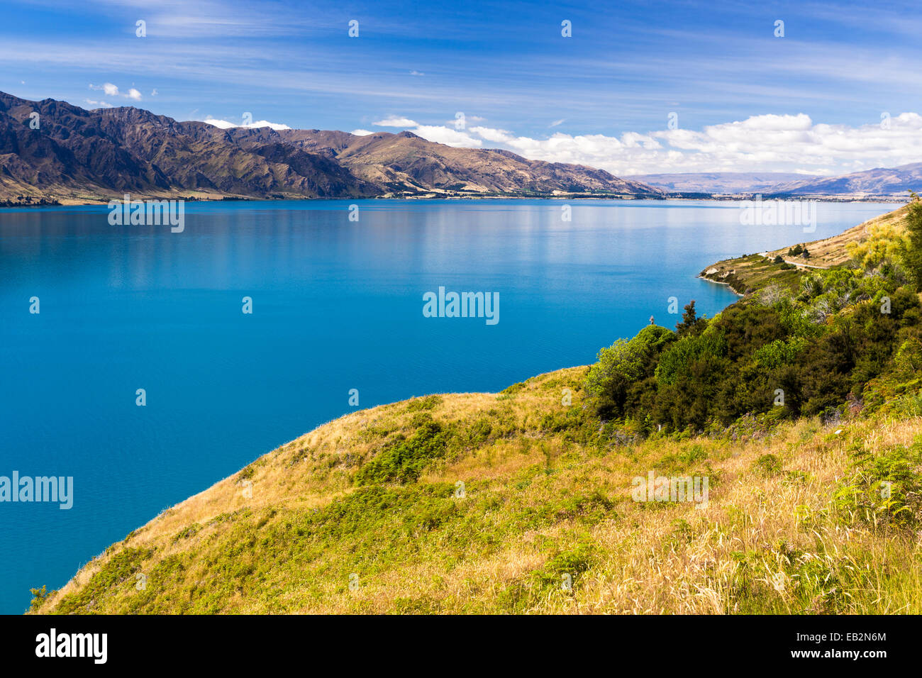 Lago Hawea con l insediamento di Hawea, il collo, Regione di Otago Foto Stock