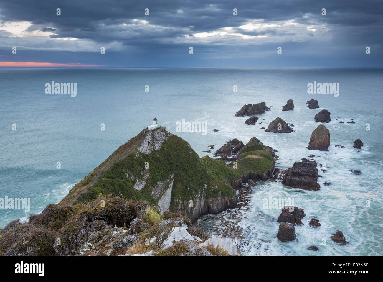 Il faro di Nugget Point prima dell'alba, Nugget Point, Ahuriri piana, Regione di Otago, Nuova Zelanda Foto Stock
