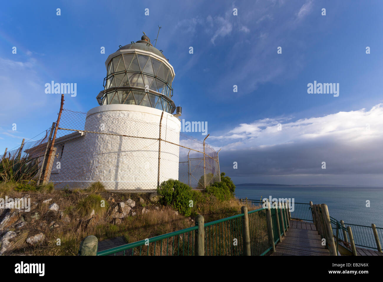 Il faro di Nugget Point nella luce del mattino, Nugget Point, Ahuriri piana, Regione di Otago, Nuova Zelanda Foto Stock