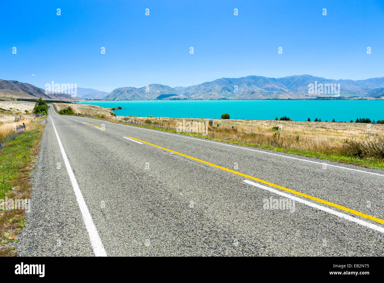 La Strada 83 presso il lago di Aviemore, Aviemore, Regione di Otago, Nuova Zelanda Foto Stock