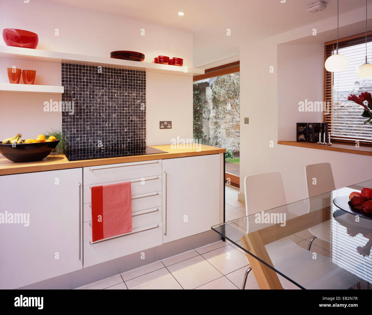 Bianco cucina moderna in Grainstore, Perthshire Scozia Scotland Foto Stock
