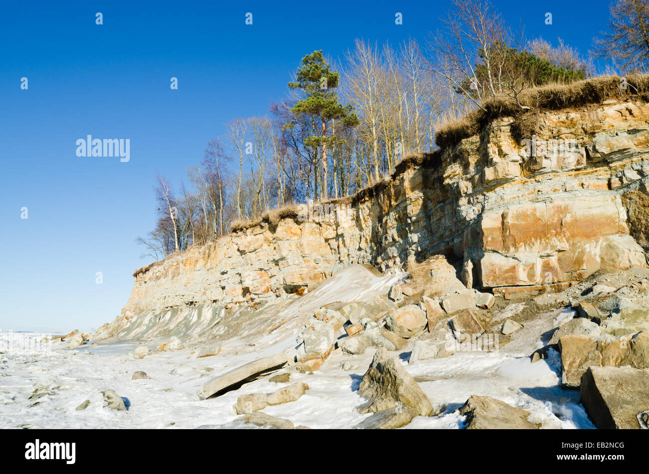 Nord estone di calcare sulla riva una soleggiata giornata invernale Foto Stock